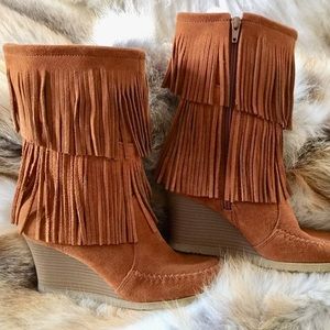 MINNETONKA FRINGE SUEDE WEDGE BOOT
